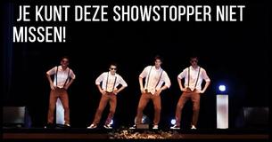 Vier Vrienden Dansen Op Klassieke Nummers Uit De Jaren 60. Wanneer De Muziek Veranderd, Veranderd Hun Dans Routine Op Een Ongelofelijke Manier