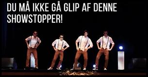Fire venner optrådte til den klassiske 60'er sang. Da musikken skiftede, ændrede de stil på en fed måde.                                        
                                    