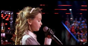 Junges Mädchen bringt das gesamte Publikum zum Schweigen, indem sie dieses emotionale Lied singt
                                    