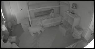 Una madre despierta para encontrar a su bebé fuera de su cuna, pero la cámara demuestra que ella no está sola en la habitación