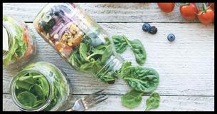 Gesunde Mahlzeit für unterwegs: Salat im Glas