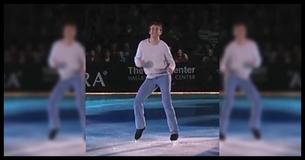 Ein gut aussehender Eiskunstläufer tanzt zu "Footloose" und lässt die Zuschauer ausflippen