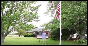 Tiener poseert voor de Amerikaanse vlag en plaatst het online – Mensen zijn geschokt wanneer ze inzoomen 