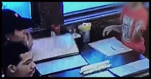 Pais humilhados publicamente depois de deixar filha roubar gorjeta de garçonete