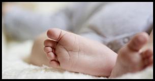 Wissenschaftler behaupten, dass Babys länger barfuss laufen zu lassen, ihre Intelligenz fördern könnte