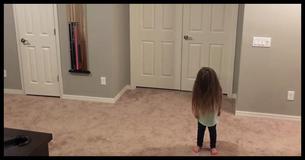 Kleine Schwester will einfach nur tanzen und bekommt Unterstützung von ihren Brüdern in diesem viralen Video