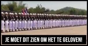 Soldaten vallen als domino's na het uitvoeren van spectaculaire synchronisaties