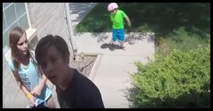 Homem Filme Três Crianças Vizinhas Enquanto Esgueiravam-se em Sua Varando