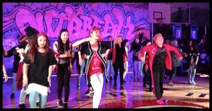 Schüler tanzen zu 'Uptown Funk' - Doch 60-jährige Lehrerin stielt ihnen die Show