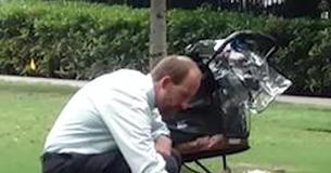 Mann im Park mit leerem Kinderwagen denkt, dass ihn niemand beobachtet, doch Jogger schießt ein offenbarendes Foto