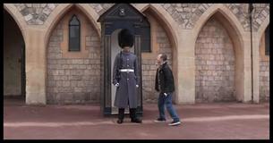 Hermano con síndrome de Down se le acerca a guardia de la reina, pero una reacción repentina hace que se vaya corriendo