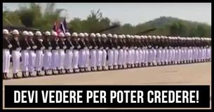 I soldati cadono come tessere del domino dopo essersi esibiti in uno spettacolo di sincronizzazione