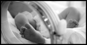 Online community schaart zich achter ouders van een baby die door een softbal is geraakt nadat ze een update uitbrengen