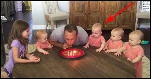 Des soeurs chantent Joyeux anniversaire pour leur papa, mais observe le bébé à droite quand il souffle les bougies