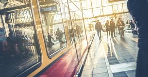 Zeichen unserer Gesellschaft – Pendler bei der Zugfahrt