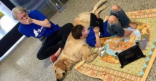 Un garçon autiste ne laisse personne le toucher, mais il rencontre son chien d'assistance - Regarde le moment émouvant