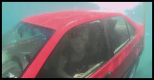 So überlebst Du, wenn Dein Auto im Wasser versinkt.