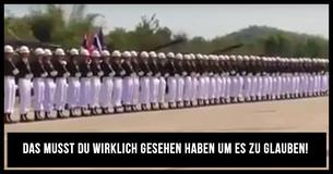 Wie Dominosteine fallen die Soldaten um, nachdem sie einen spektakulären synchronisierten Auftritt absolviert haben.