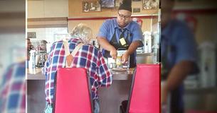 Essa empregada da rede de restaurantes Waffle House não sabia que estava sendo observada quando um cliente a gravou secretamente seu ato para com um idoso e se tornou um viral