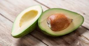 Warum Du keine Avocado-Kerne mehr wegwerfen solltest