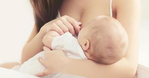 Polizistin rettet Baby – indem sie es stillt