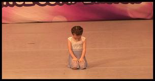 Garotinha Derrete o Coração de Todos com sua Coreografia de Dança