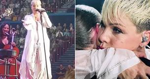 Pink ziet bord van 14 jaar oud meisje waar “mijn moeder is vorige maand overleden” op staat en stopt haar concert om haar te vinden