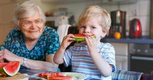 Großeltern leben länger, wenn sie sich um die Enkelkinder kümmern