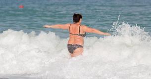 Trotz Krampfadern, Dellen und Speck einen Bikini tragen