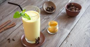 Schönheitsgeheimnis? Das trinken viele Frauen in Indien fast jeden Tag