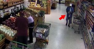De nieuwste truc van dieven in de supermarkten op verborgen camara vastgelegd. 