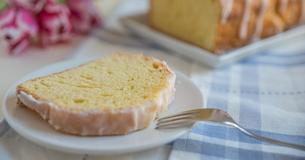 Lockerer Zitronenkuchen mit köstlicher Glasur