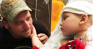 Feuerwehrmann, der einen 6 Jahre alten Jungen vom Massaker rettete, taucht im Krankenhaus auf um ihn nach Hause zu bringen