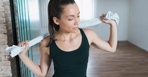 Werde Deine Nackenschmerzen mit diesem Handtuchtrick los