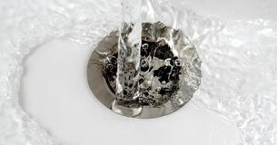 In de douche plassen is een slim idee en dit zijn 7 redenen om het te bewijzen