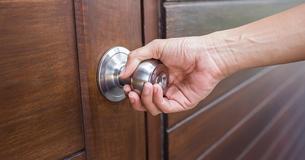 Untreuer Mann kommt von Geschäftsreise zurück – aber in der Wohnung lebt ein fremdes Paar