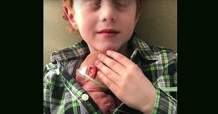 Moeder vraag verpleegster om baby in de armen van zoon te leggen en zijn overweldigd door het ontroerende moment dat volgt