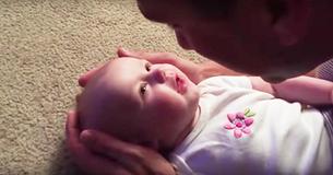 Un père berce sa petite fille et chante. Sa réaction émotionnelle à sa voix laisse tout le monde en larmes.