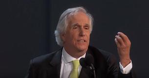 Après plus de 40 ans de carrière, Henry Winkler monte finalement sur l'estrade et reconnait qu'il attendait ce moment depuis longtemps