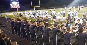 Les joueurs de trombone face au public dévoilent une touche 'secrète' qui laisse la foule en effervescence