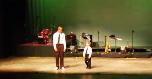Un enfant de 4 ans monte sur scène avec son instructeur de danse - Ensemble, ils vont casser la barraque avec leurs pas de Tap Dance
