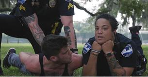 Man wordt gearresteerd door politie – en iedereen lacht om de onverwachte video
