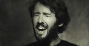 Le nouveau single de Josh Groban n'est pas seulement magnifique, mais il est aussi très profond