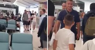 Kinderen gaan op vakantie met gescheiden moeder- dan zien ze hun vader naar hen toe lopen op de luchthaven