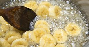 Deze zelfgemaakte bananenthee is een simpele oplossing voor jouw slaapproblemen