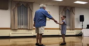 Une fille demande à son grand-père de faire de la Tap Dance pour un récital, leurs mouvements vont rendre la foule hystérique