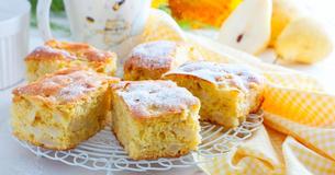 Birnenkuchen vom Blech mit einem Belag aus Pudding und Schmand