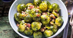 Himmlisches Herbstrezept: Rosenkohl mit Koriander und Speck