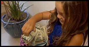 Une petite  fille rentre à la maison avec des liasses de billets de banque - L'explication de ce qu'elle veut en faire étonne les internautes