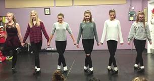 6 danseurs se tiennent la main sur scène, mais quand leurs pieds commencent à bouger, leur routine prend l'Internet d'assaut